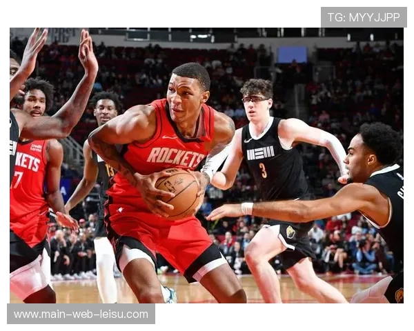 火箭史密斯三分6中3,队友外线16中4命中率低迷