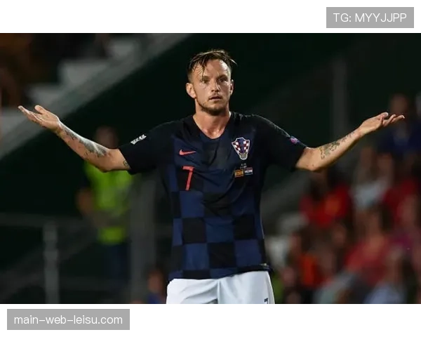 失利后，河南队主帅南基一独自在场边驻足良久